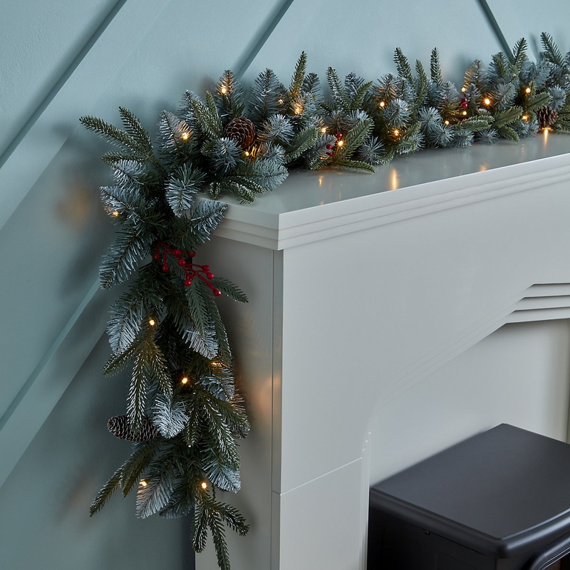 1.83m Blitzen Green Christmas garland - Battery-powered